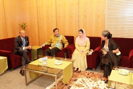 Wife of the Australian High Commissioner, Ms Zuly Chudori (right) speaking with Chief of Staff representing the Malaysian Army, Major General Dato’ Mohd Noor Daud (second from left) and his wife, Yang Berbahagia Datin Samsiah Abdul Samad (second from right) and AirAsia X Chief Executive Officer, Mr Azran Osman Rani.